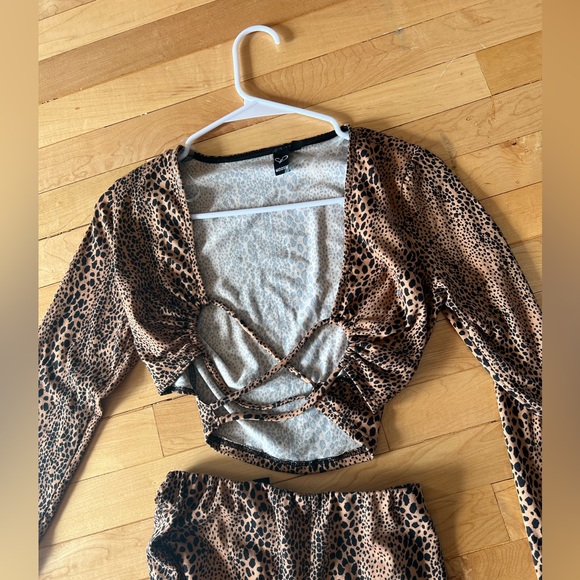 WINDSOR Leopard Print High Rise Flare Pants Set - Picture 4 of 5